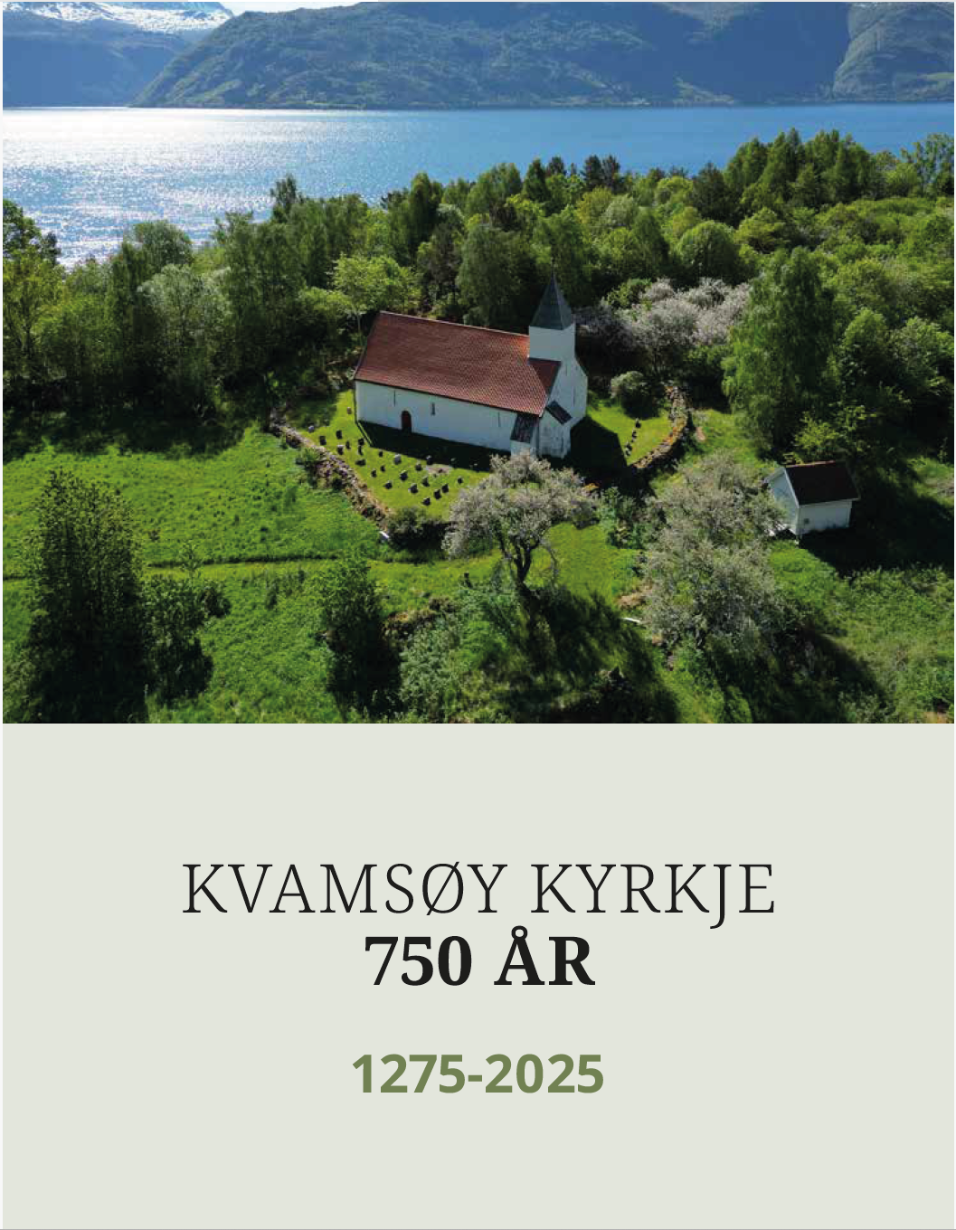 Omslag av heftet Kvamsøy kyrkje 750 år med flyfoto av kyrkja på øya med fjord og fjell i bakgrunnen.
