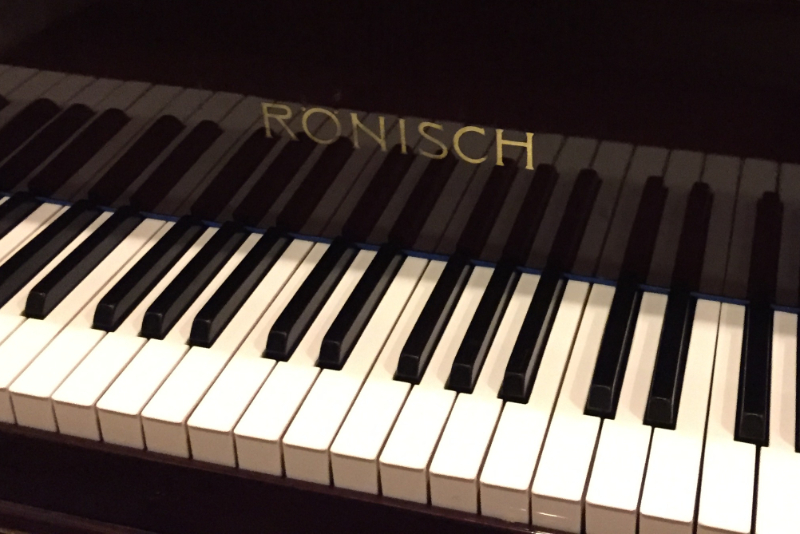 Illustrasjonsfoto av hender som speler piano